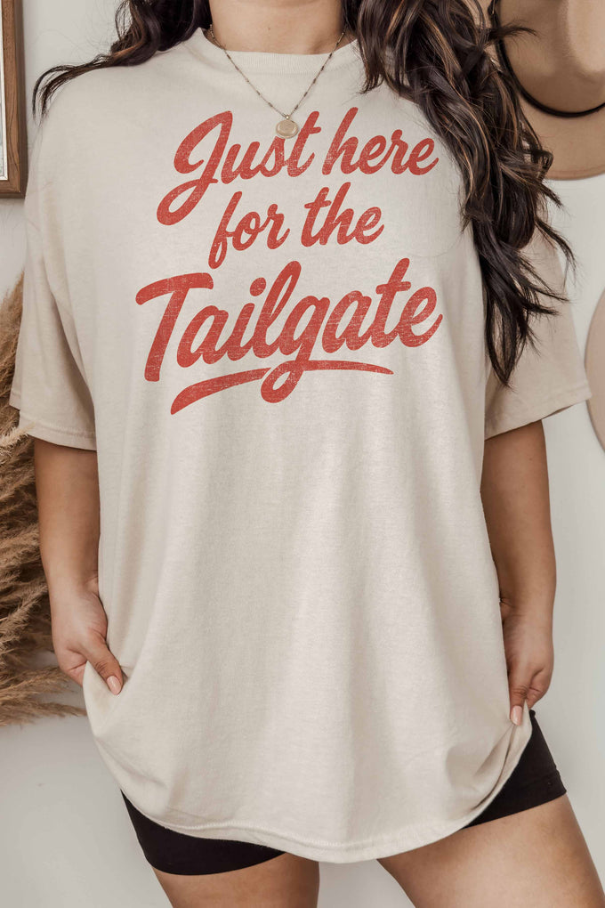T-shirt oversize grafica “Just Here for the Tailgate”