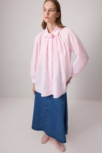 Camicia rosa in cotone con dettaglio floreale