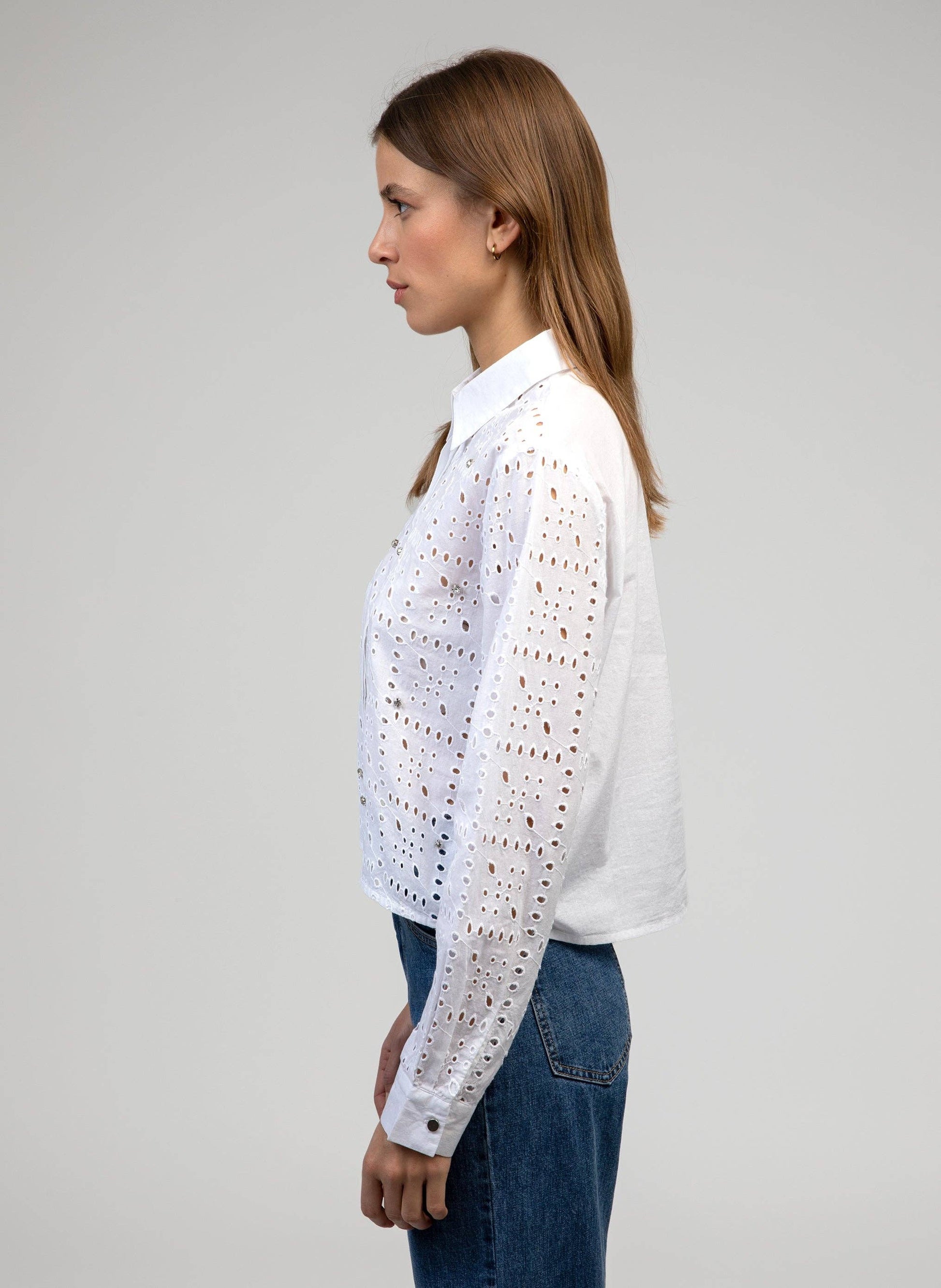 Camicia bianca in voile di cotone traforato