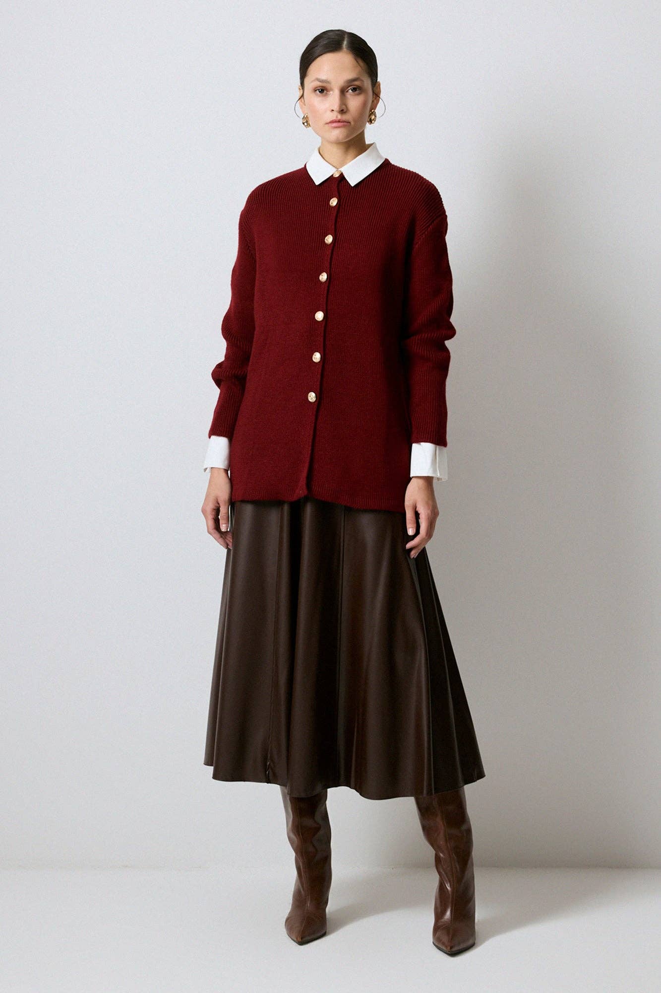 Cardigan lungo bordeaux con bottoni dorati