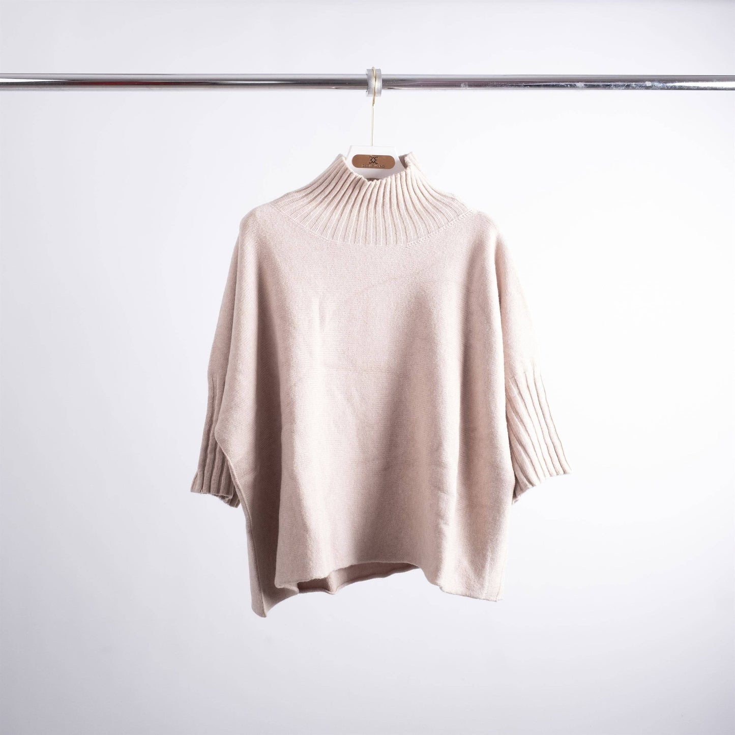 Maglia ampia a collo alto a coste con maniche corte