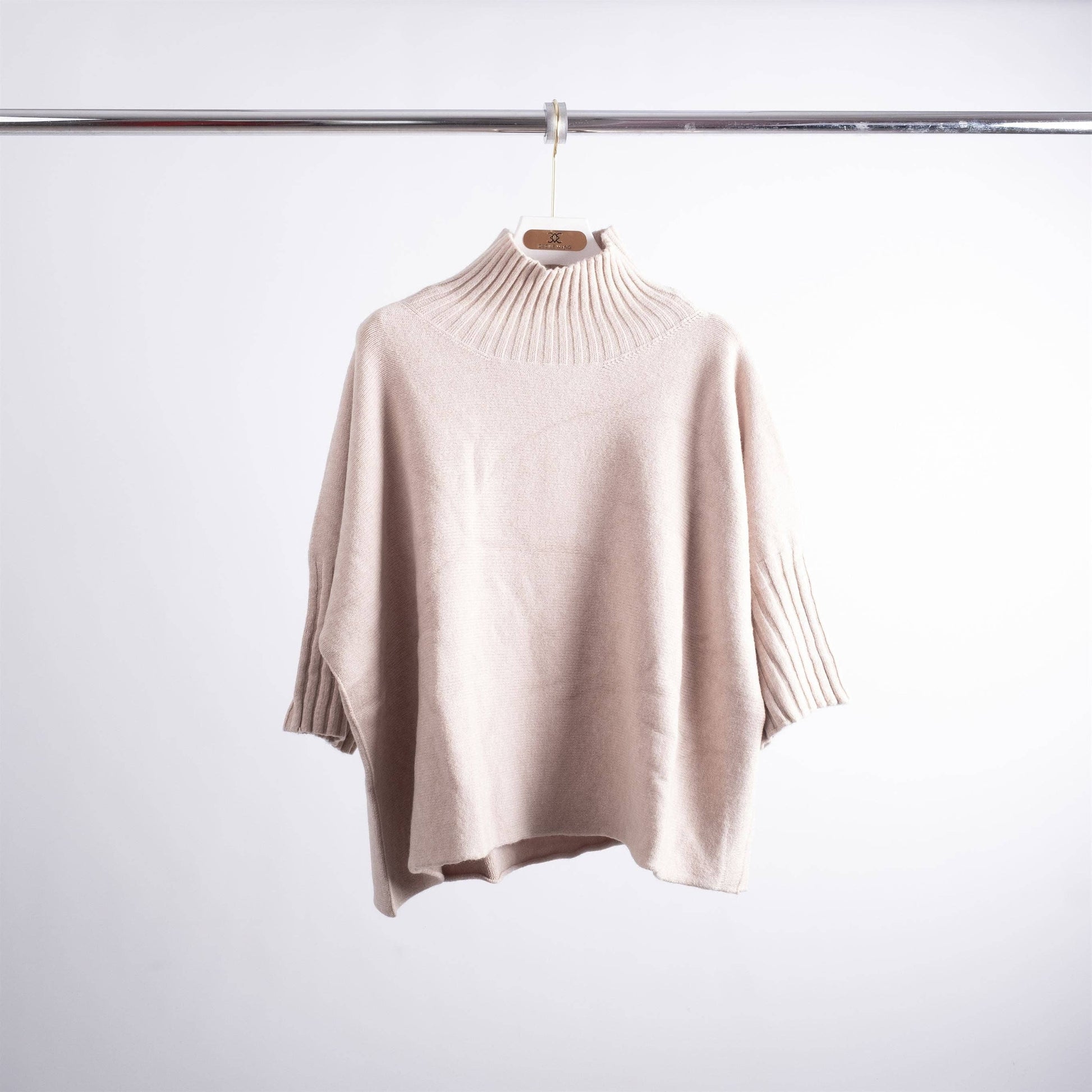 Maglia ampia a collo alto a coste con maniche corte