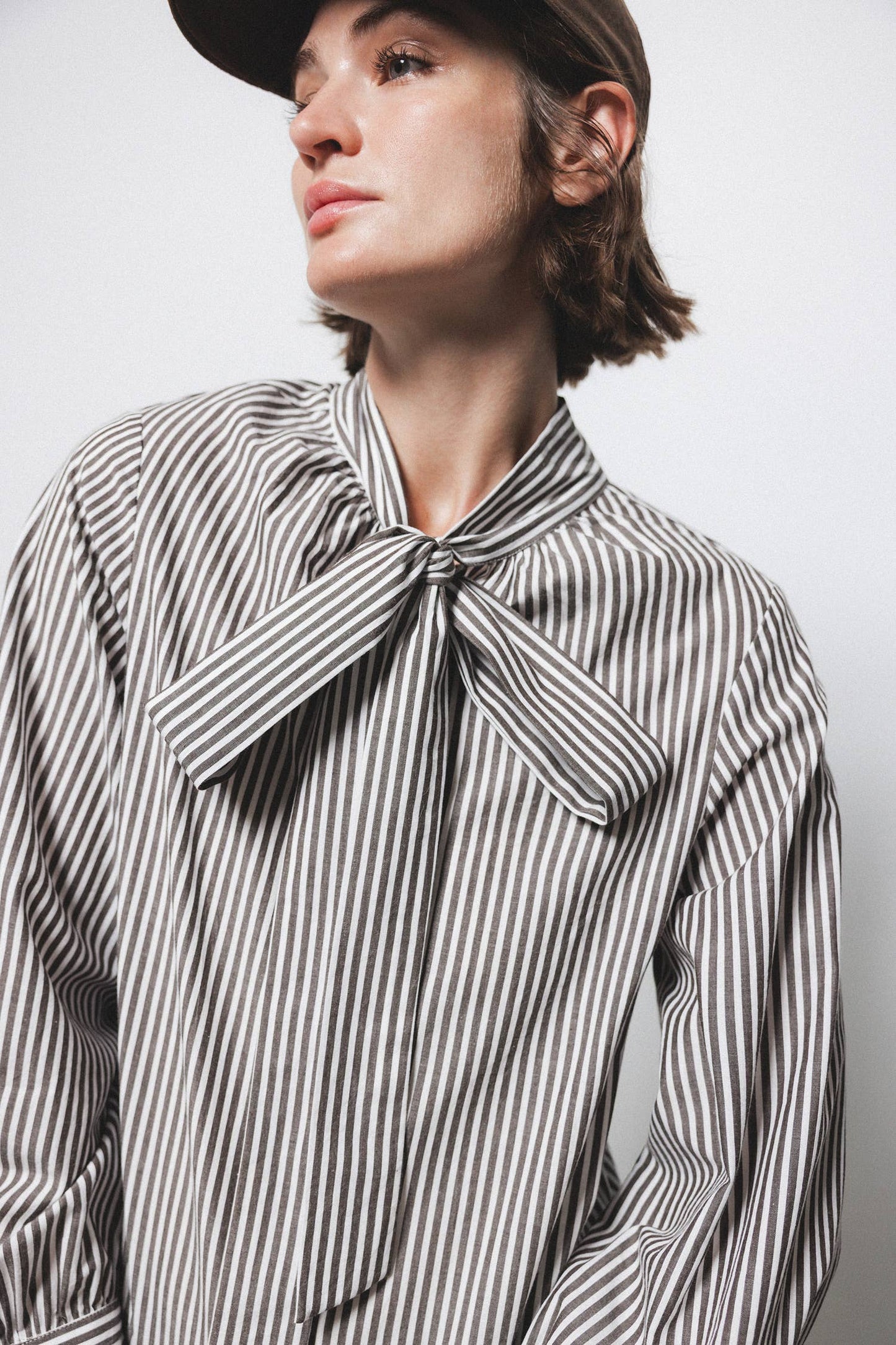 Camicia a righe con fiocco al collo