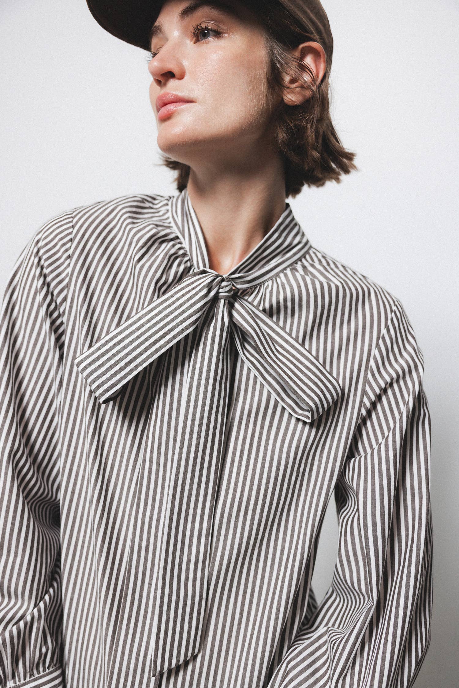 Camicia a righe con fiocco al collo
