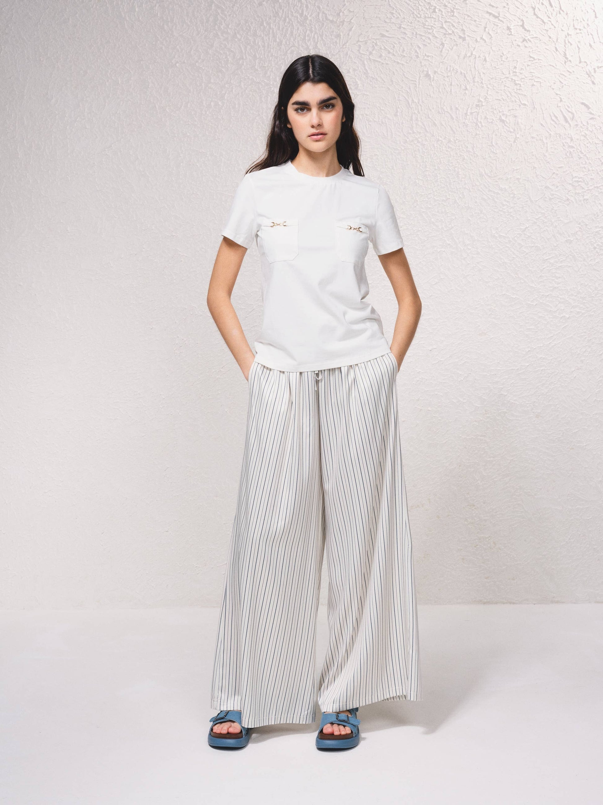 T-shirt aderente con tasche e dettagli a catena