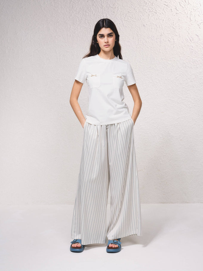 T-shirt aderente con tasche e dettagli a catena