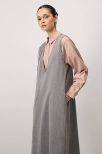 Abito salopette in denim con scollo a V