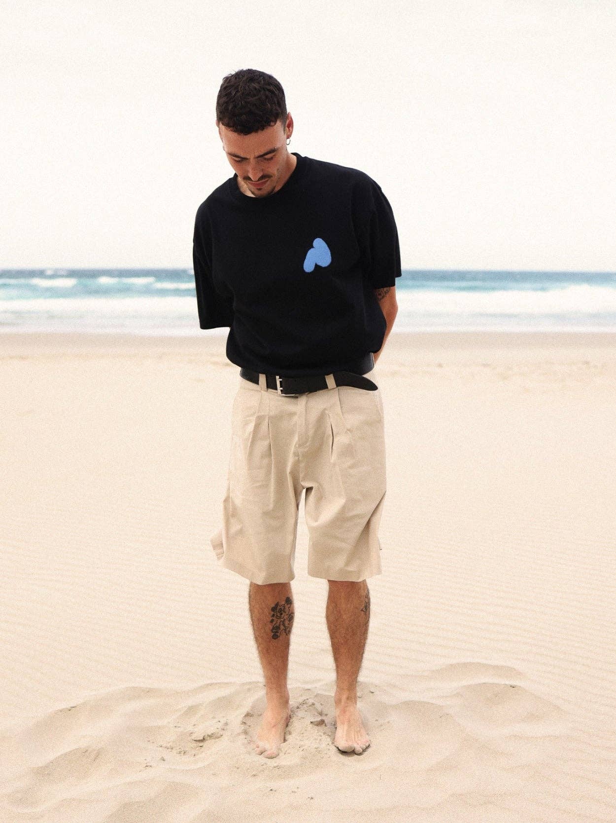 T-shirt oversize nera con stampa spray