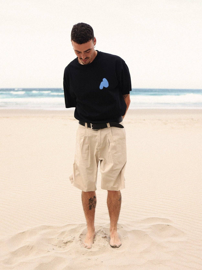 T-shirt oversize nera con stampa spray