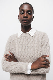 Maglione a maglia strutturata con lavorazione a trecce