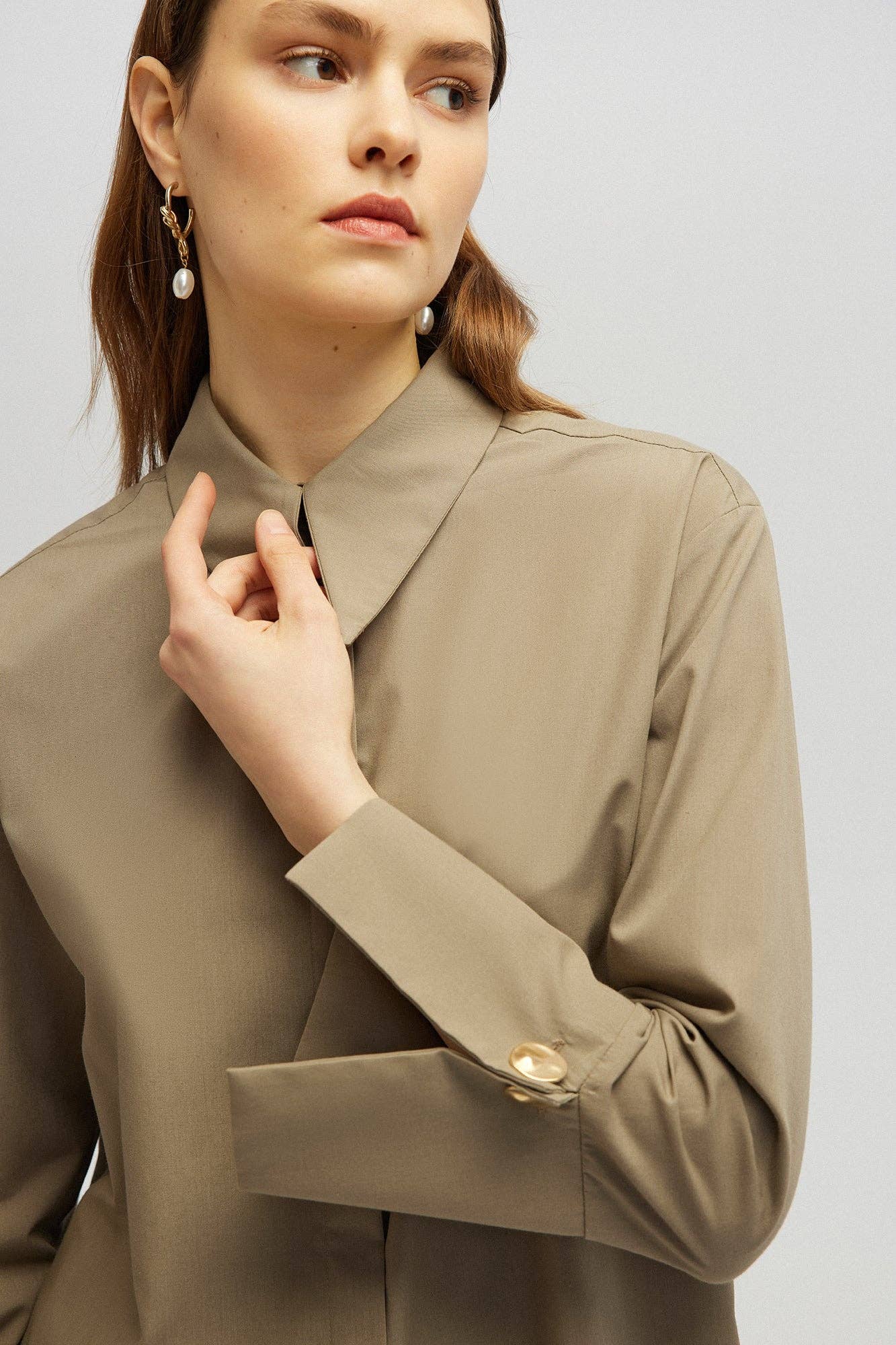 Camicia in popeline beige con polsini oversize