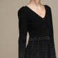 Abito in maglia con scollo a V e borchie