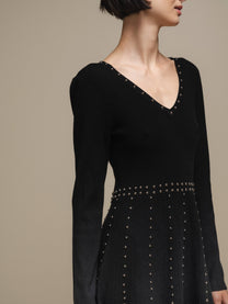 Abito in maglia con scollo a V e borchie
