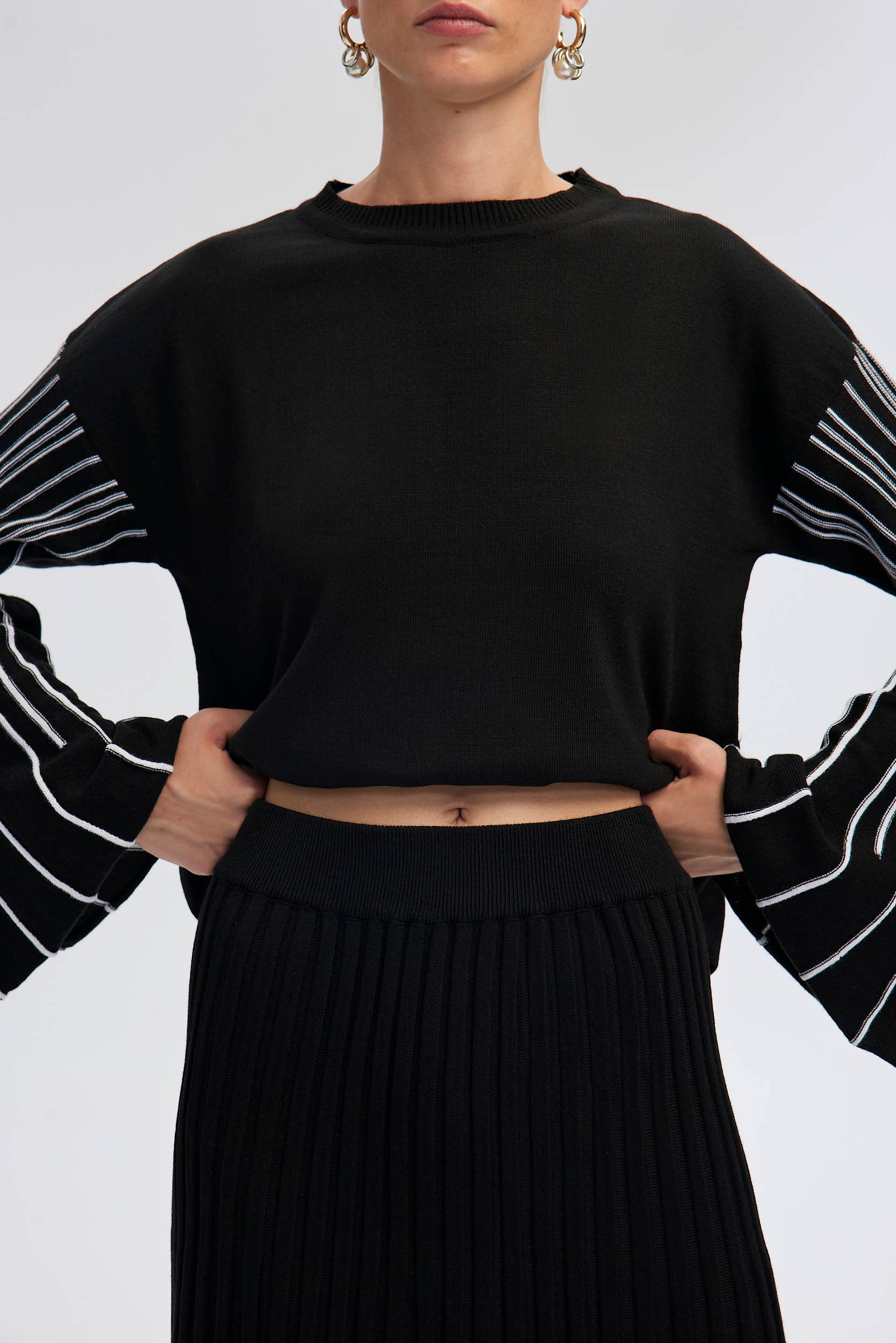 Completo in maglia con tunica e gonna plissé a righe