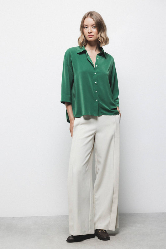 Blusa oversize verde con colletto classico