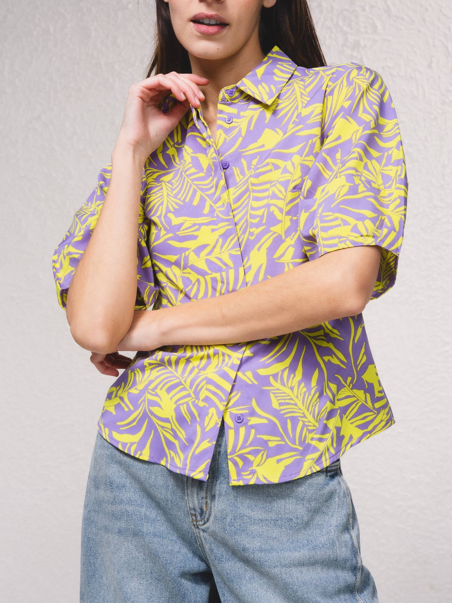 Blusa floreale con colletto e maniche corte