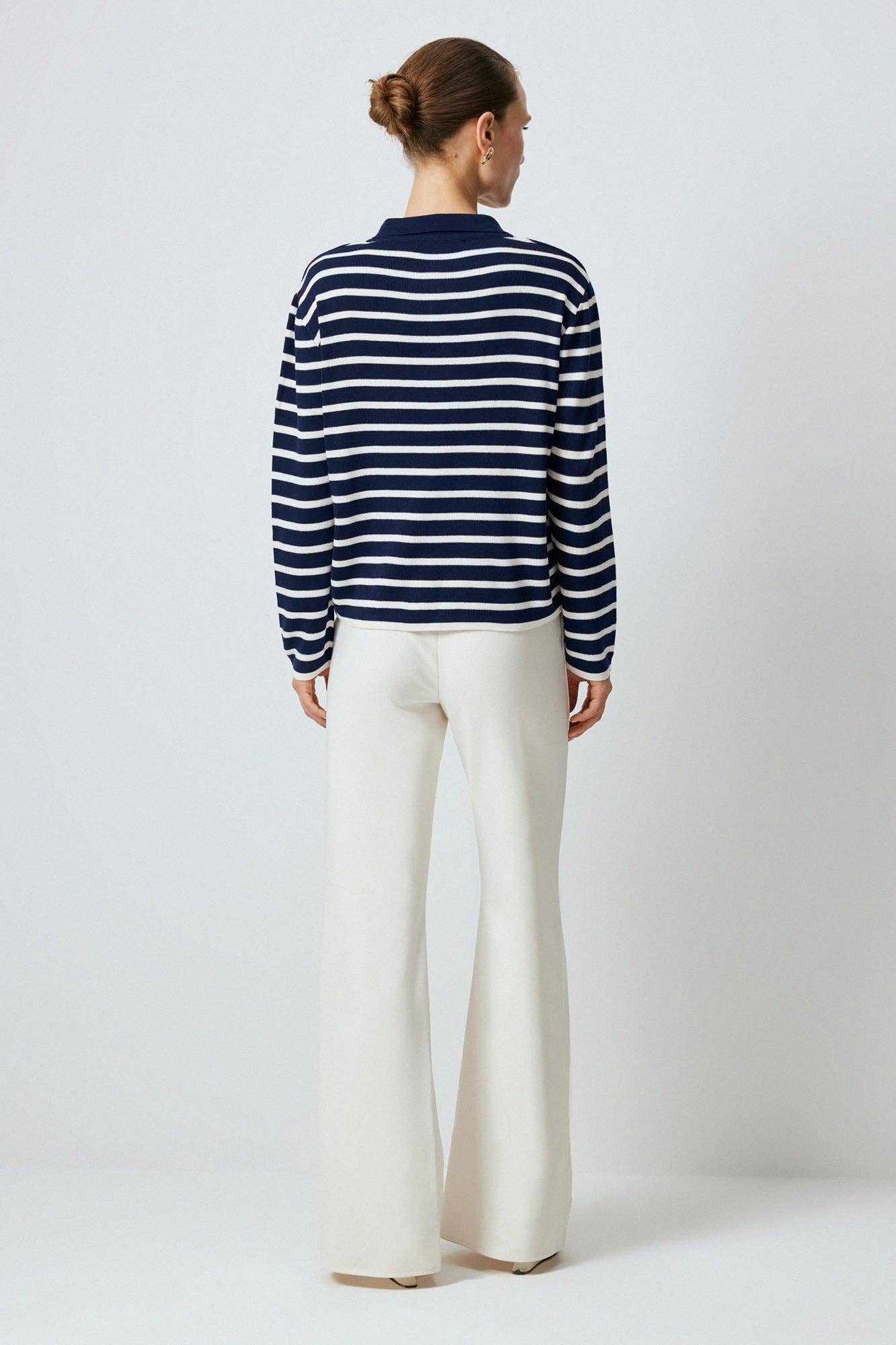 Maglione a righe con scollo a polo