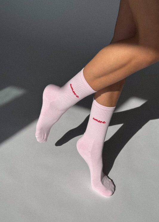 Calzini rosa con scritta “Amore”