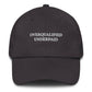 Cappellino da baseball ricamato “Overqualified Underpaid”