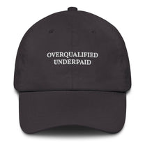 Cappellino da baseball ricamato “Overqualified Underpaid”
