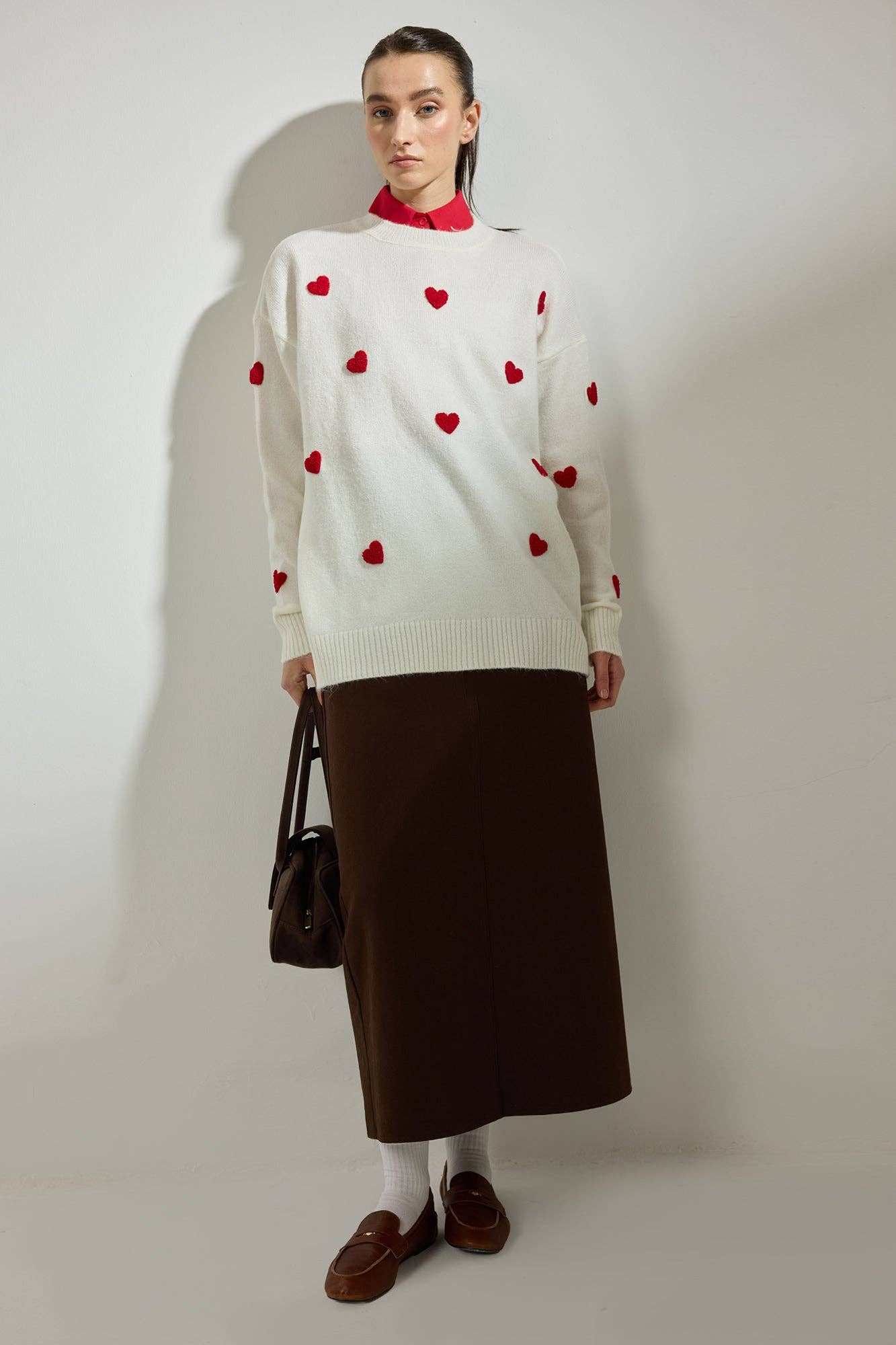 Maglione in maglia ecru con cuori ricamati