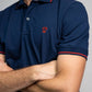 Polo antimacchia blu con dettagli rossi