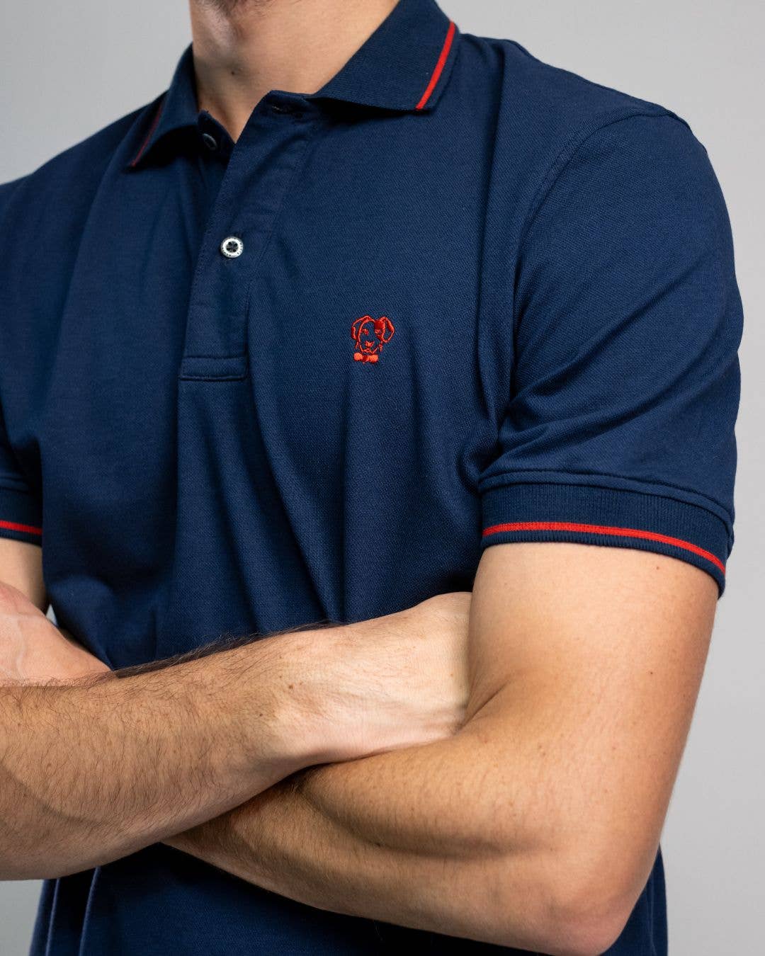 Polo antimacchia blu con dettagli rossi