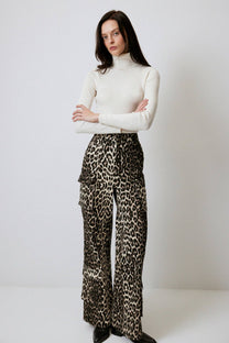 Pantaloni cargo a zampa in cotone leopardato