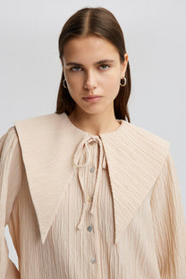 Camicia crema con maxi colletto e maniche a palloncino