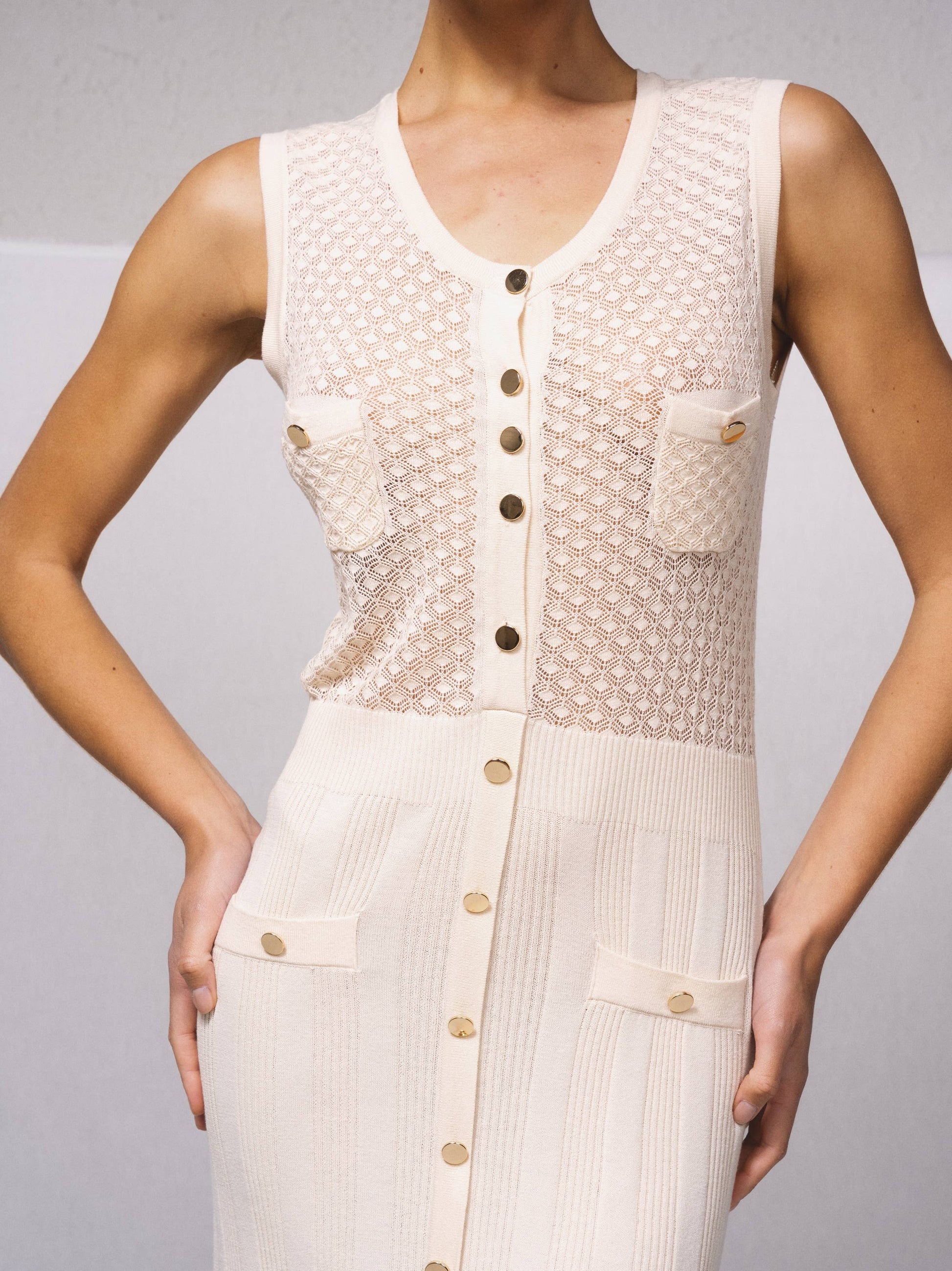 Abito midi in maglia aderente con bottoni dorati