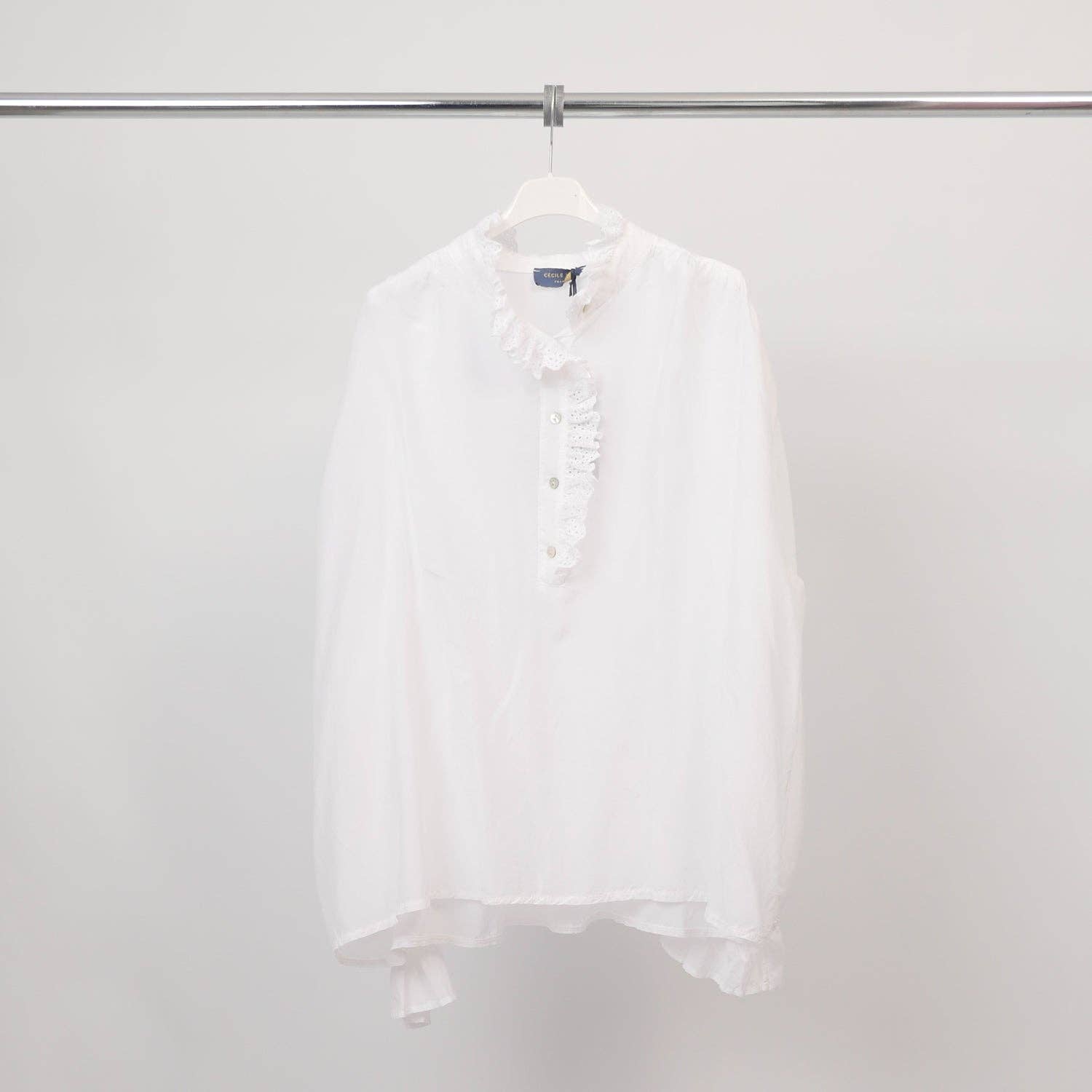 Camicia romantica con collo alto in pizzo