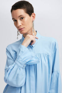 Camicia azzurra in viscosa con maniche arricciate