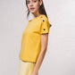 T-shirt in cotone con bottoni decorativi sulle maniche
