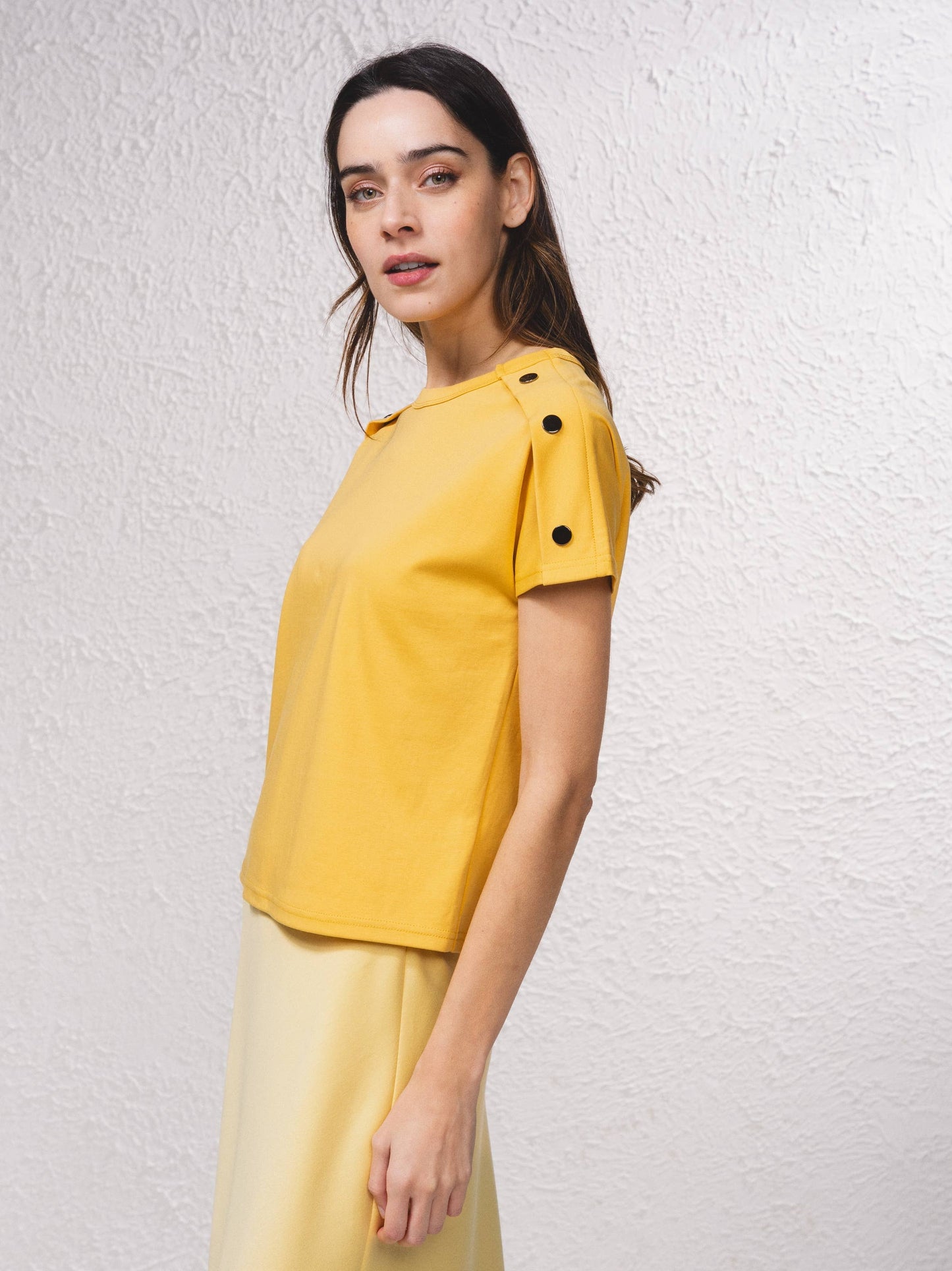 T-shirt in cotone con bottoni decorativi sulle maniche