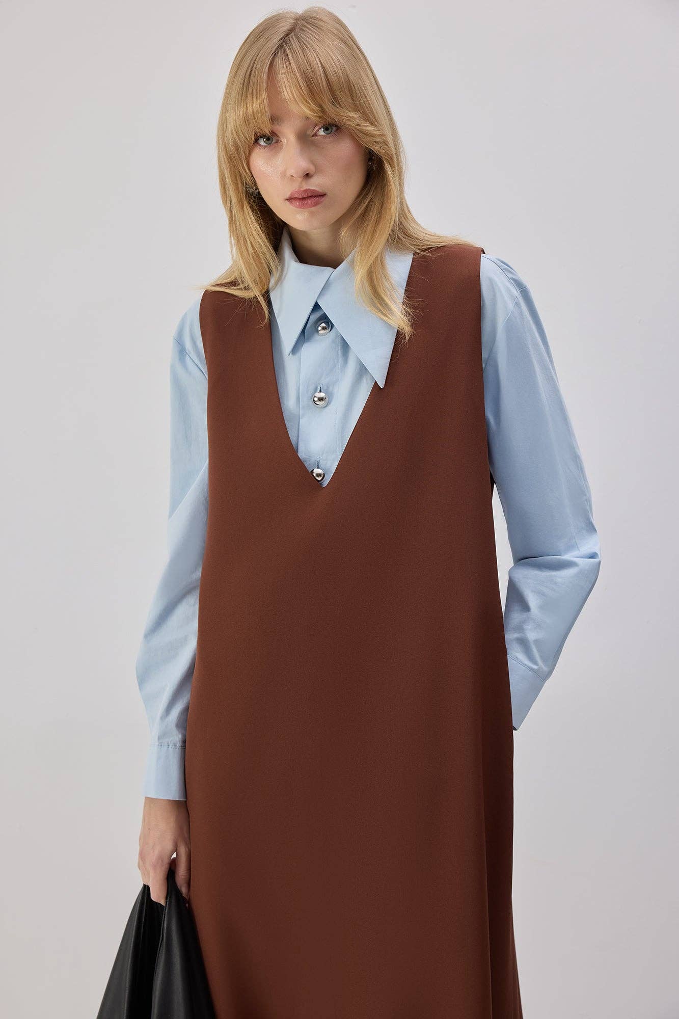 Abito pinafore lungo marrone con scollo a V
