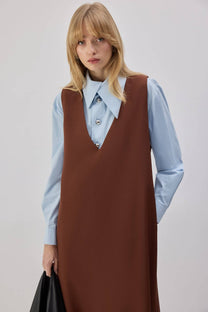 Abito pinafore lungo marrone con scollo a V