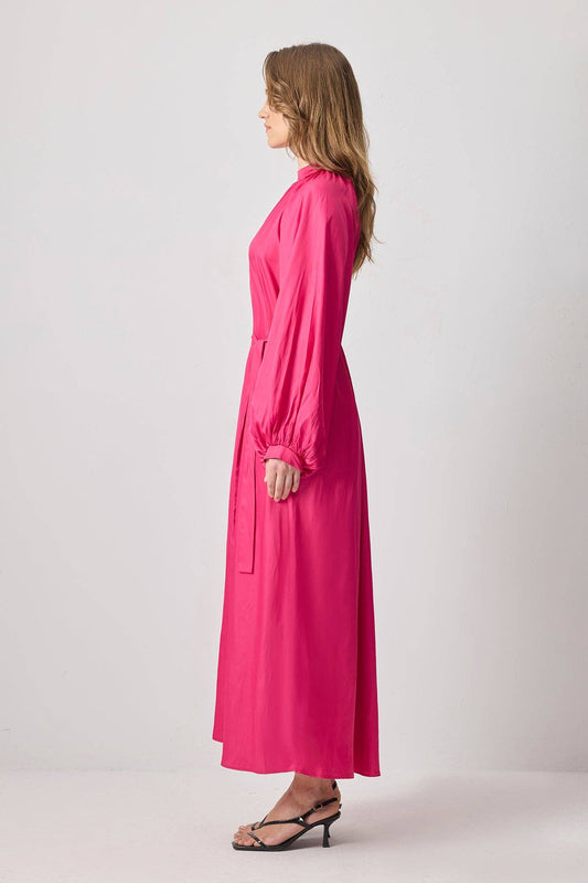 Abito lungo in raso fucsia con cintura