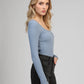 Top a maniche lunghe con scollo quadrato celeste