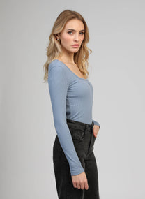 Top a maniche lunghe con scollo quadrato celeste