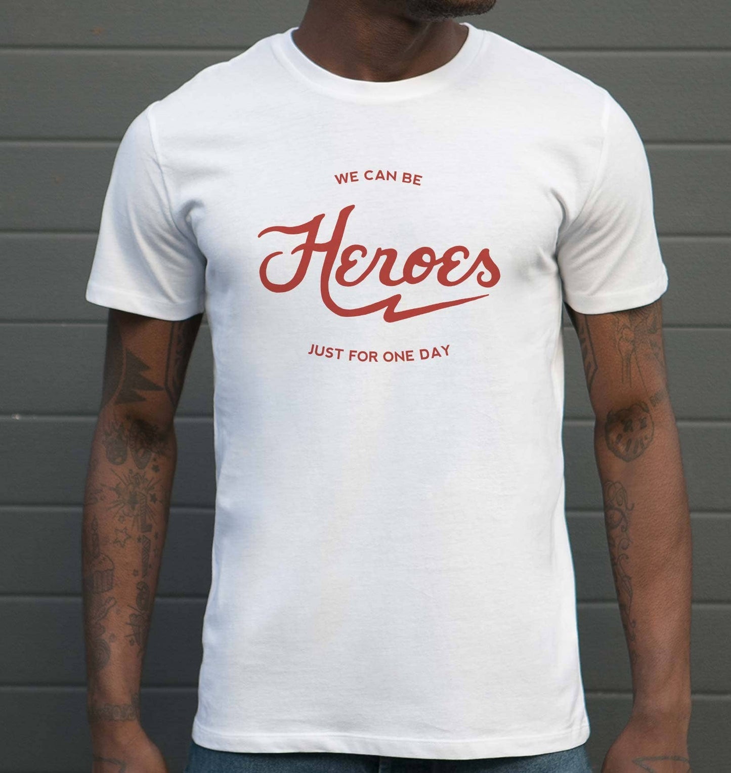 T-shirt unisex in cotone biologico con stampa “Heroes”
