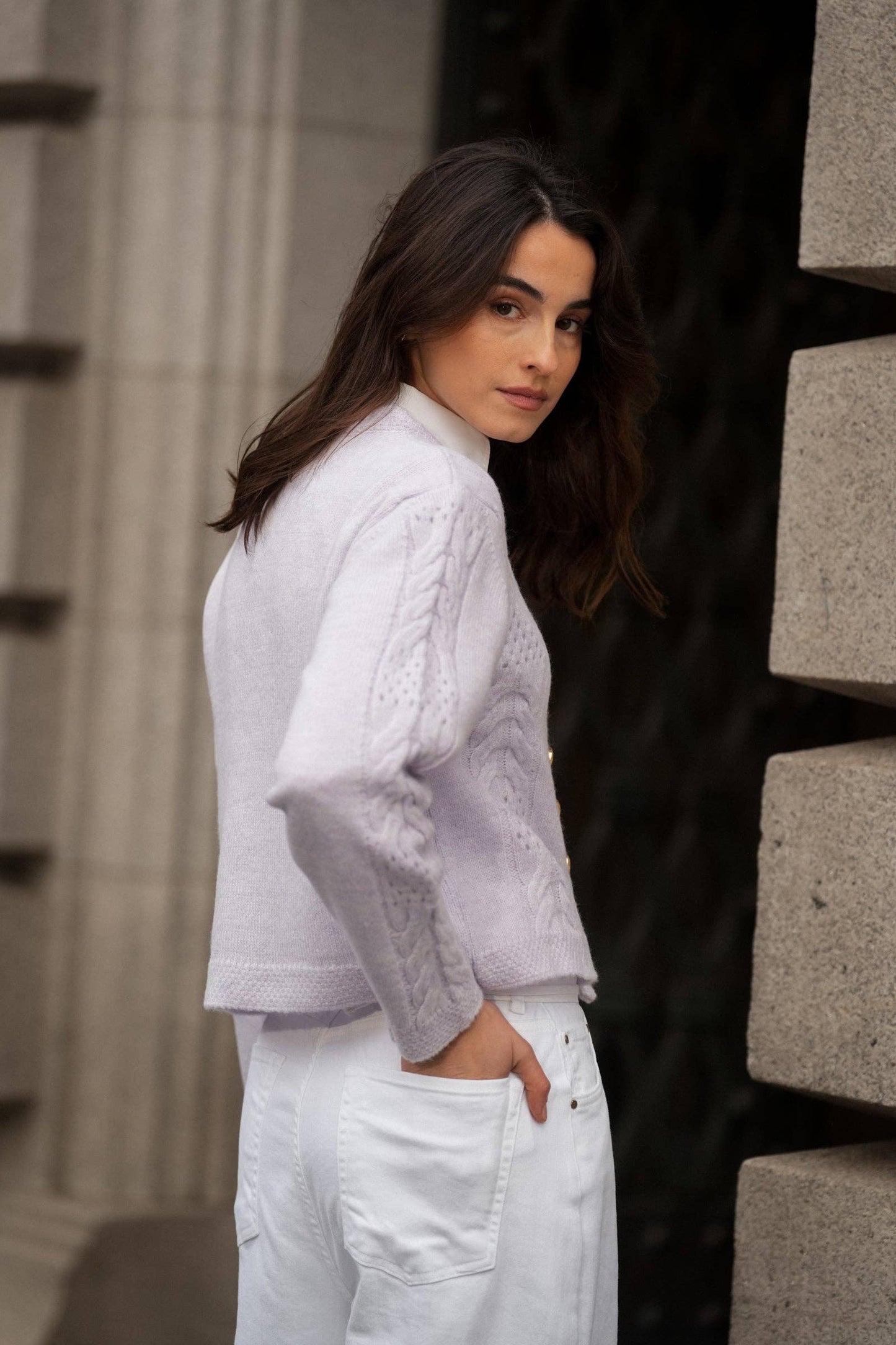 Cardigan corto in maglia con bottoni dorati