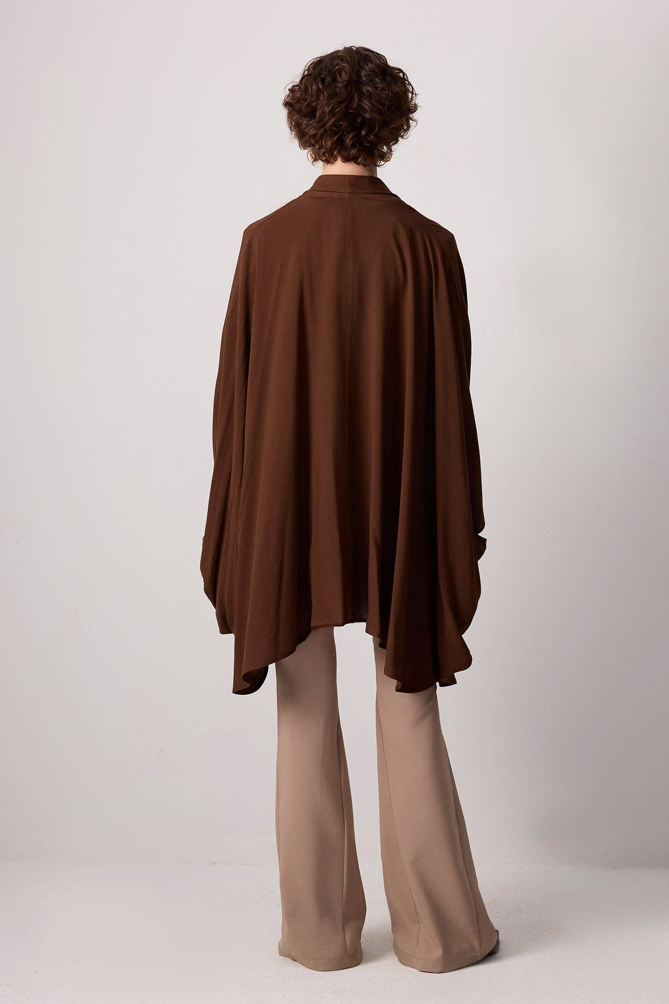 Top kimono oversize in viscosa con collo alto drappeggiato