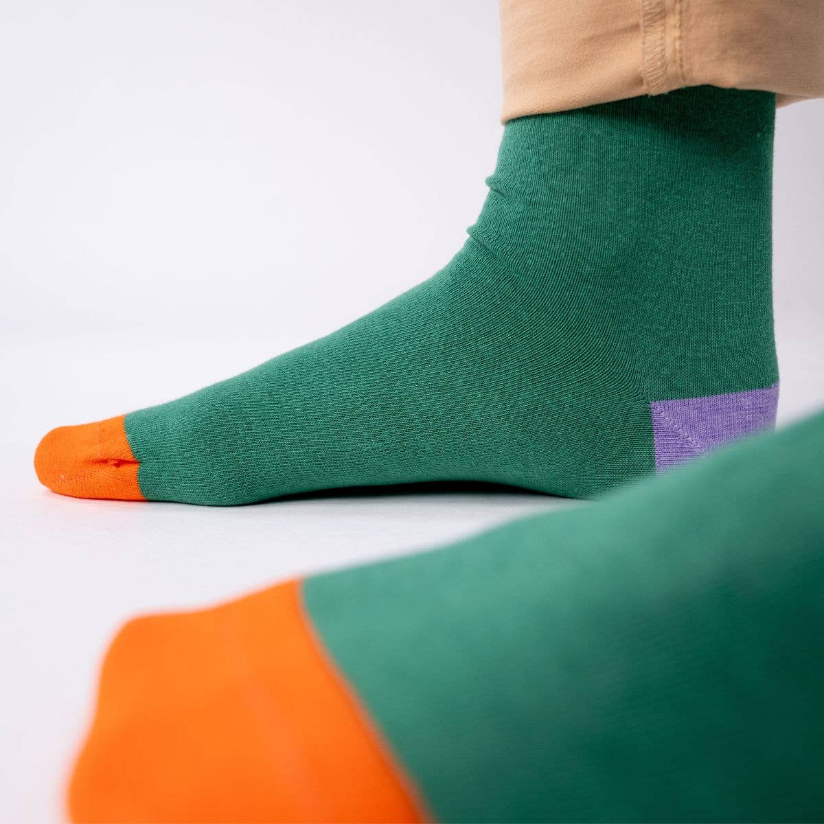 Calzini in cotone pettinato verdi con punta arancione e tallone viola