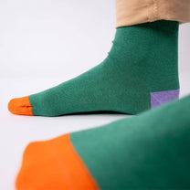 Calzini in cotone pettinato verdi con punta arancione e tallone viola