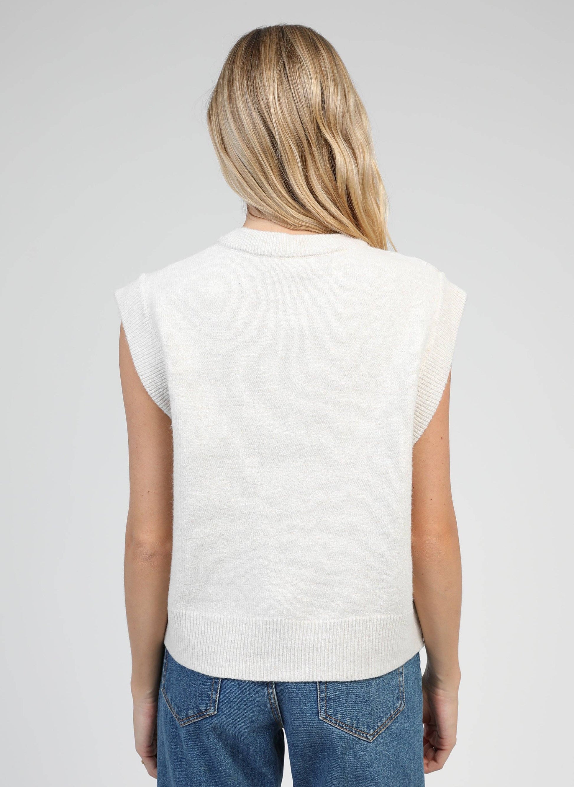 Cardigan smanicato in maglia écru con perle