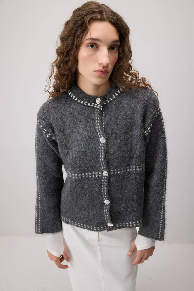 Cardigan corto bicolore con bottoni gioiello