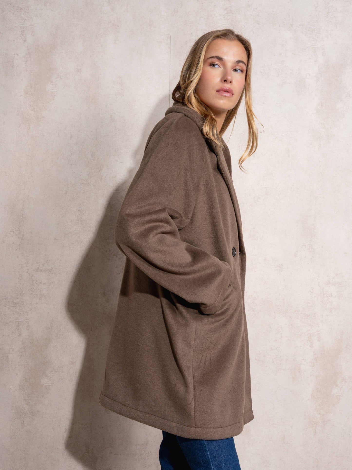 Cappotto midi doppiopetto con revers ampio
