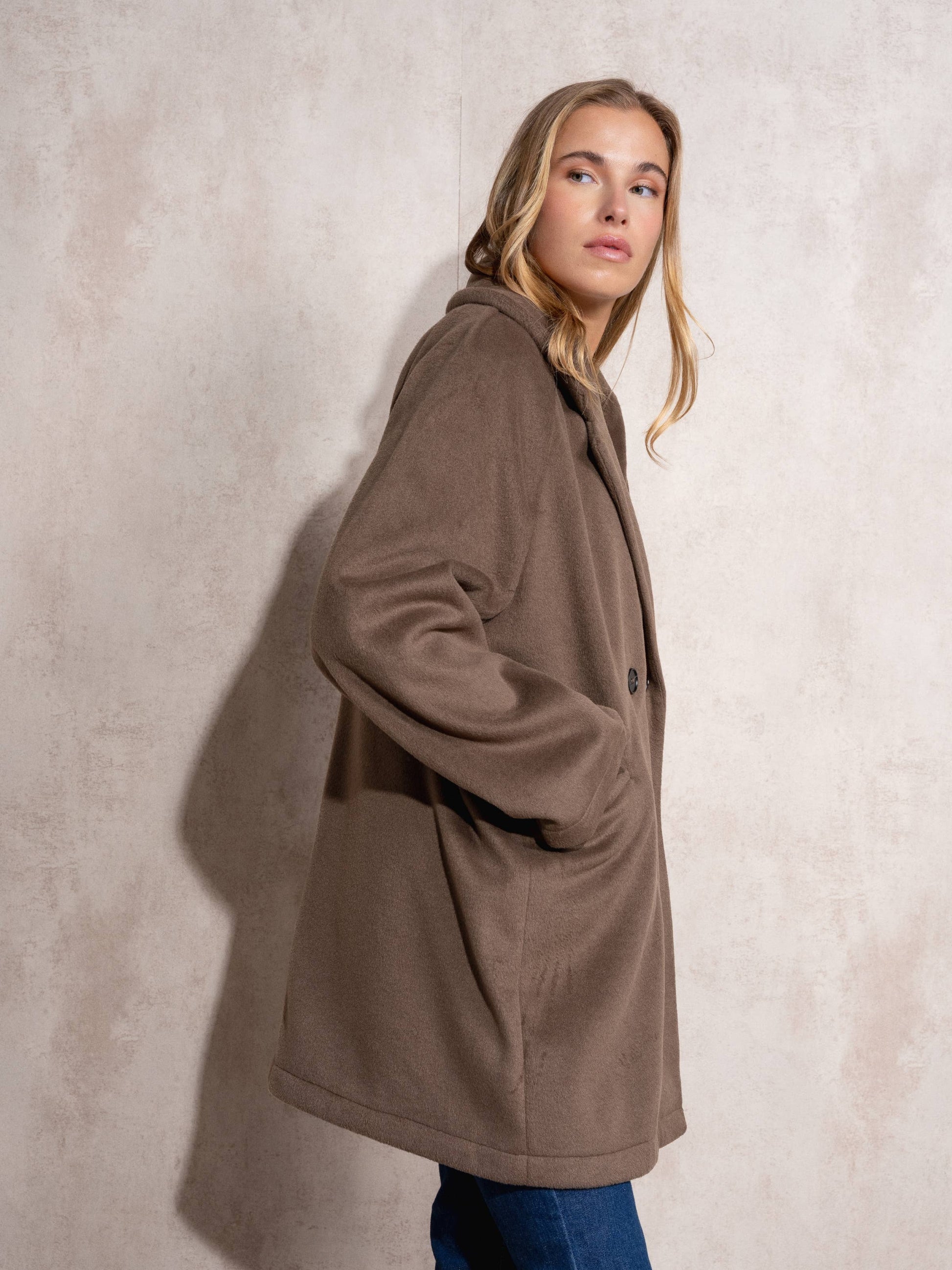 Cappotto midi doppiopetto con revers ampio