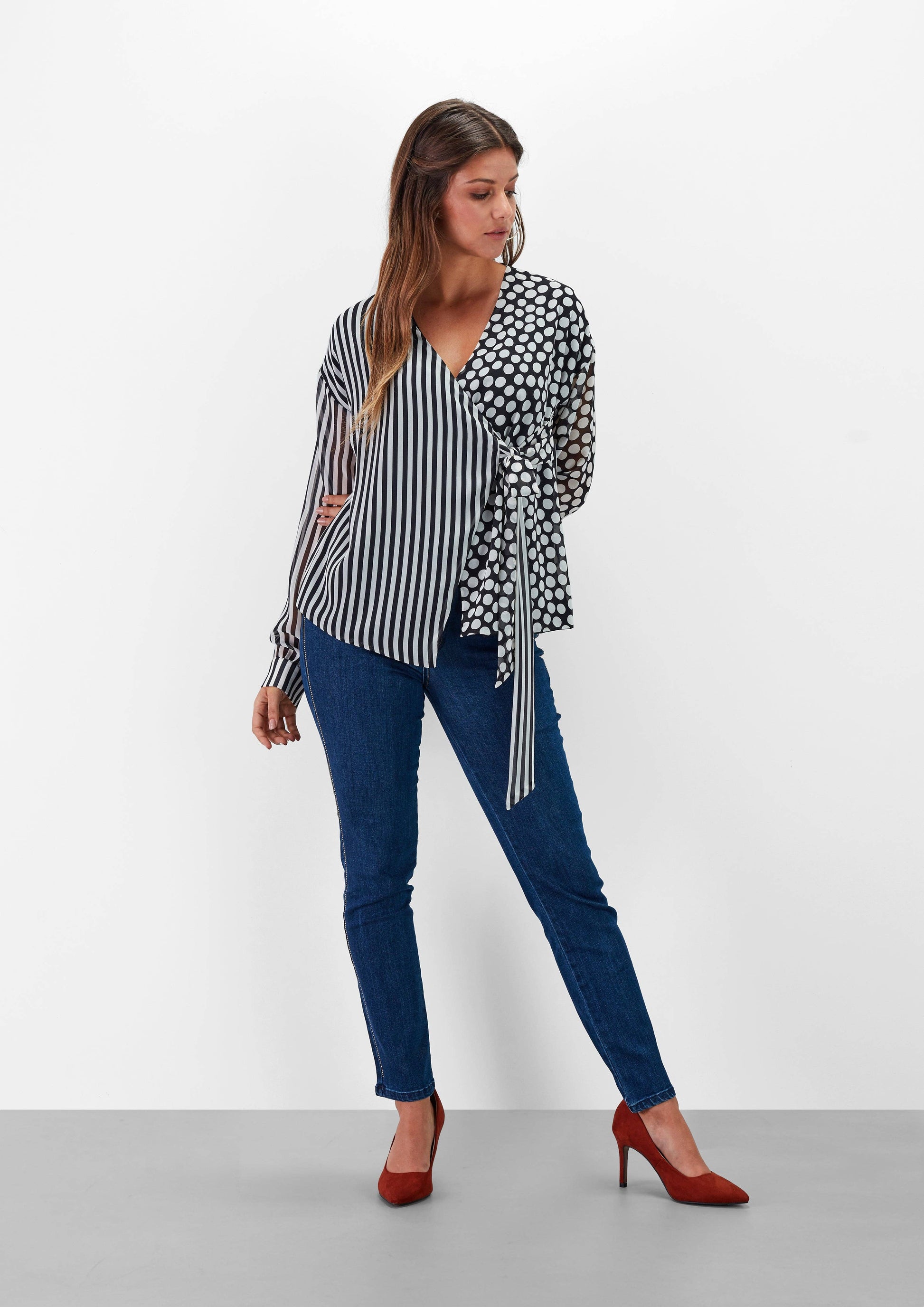 Blusa incrociata a pois e righe con fiocco