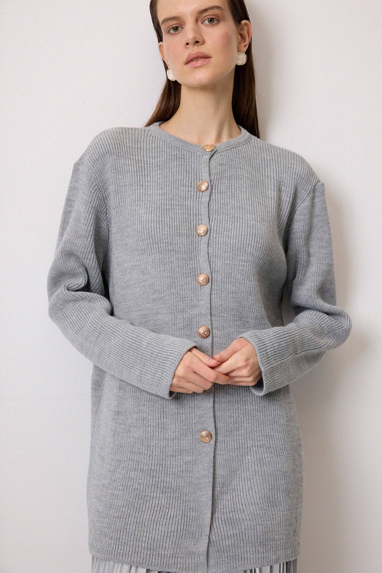 Cardigan lungo grigio con bottoni dorati